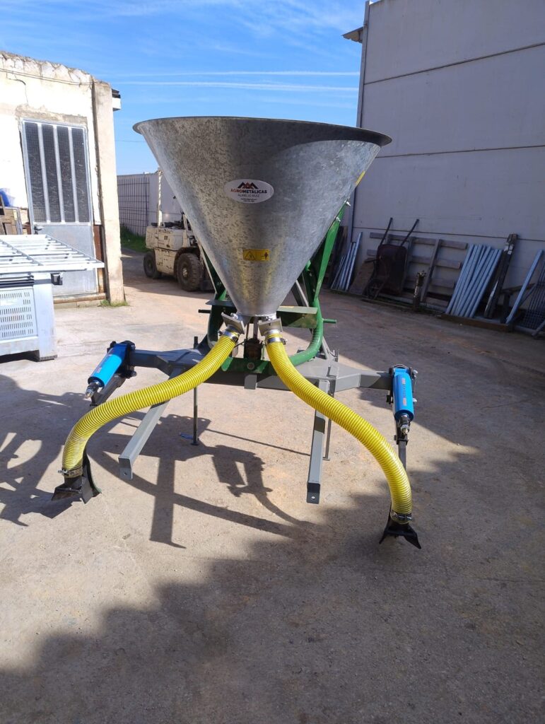 Abonadora cónica agrícola fabricada a medida en Valencia por Agrometálicas Ruiz.