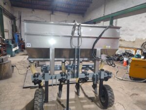 Abonadora neumática agrícola fabricada a medida en Valencia por Agrometálicas Ruiz.
